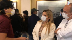 Leo Viscarra, se reunión recientemente con autoridades de Bolivia, a las que les solicitó apoyo para acceder a los insumos. [Foto: Cortesía de la familia]