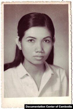 កែវ កុលធីតា ឯកស័ក (១៩៥៩-២០១៥) ដែល​ជា​បងស្រី​លោក ឆាំង យុ បាន​ទទួល​មរណភាព​ក្រោយ​ពី​បាន​ព្យាយាម​ជម្នះ​នឹង​ជំងឺ​មហារីក​អស់​រយៈ​ពេល​ជា​ច្រើន​ឆ្នាំ។ (ផ្តល់​ដោយ មជ្ឈមណ្ឌល​ឯកសារ​កម្ពុជា)