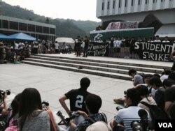 香港學聯代表宣讀罷課誓言，呼籲港人關注民主進程。(美國之音湯惠芸)