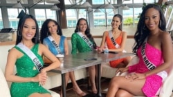 កញ្ញា រ៉េត សារីតា (ឆ្វេង) អាយុ ២៧ឆ្នាំ ជា​បវរកញ្ញា​ចក្កវាឡ​តំណាង​កម្ពុជា ថតរូប​ជុំ​គ្នា​ជាមួយ​នឹង​បវរកញ្ញា​តំណាង​ប្រទេស​ផ្សេងៗ​ទៀត​នៅ​ក្នុង​សណ្ឋាគារ Seminole Hard Rock & Casino Hollywood ក្នុង​ទីក្រុង Hollywood រដ្ឋ Florida សហរដ្ឋអាមេរិក។​ (រូបថត​ផ្ដល់​ឲ្យ​ដោយ​កញ្ញា រ៉េត សារីតា)