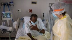 Lekar i pacijent u jedinici za Kovid-19 u bolnic Junajted Memorijal u Hjustonu 2. jula 2020.