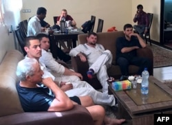 Na fotografiji koj AFP prenosi od iranske novinske agencije Tasim, 14. juna 2019, vidi se ono za šta ta agencija tvrdi da su neki članovi posade naftnog tankera koji je napadnut u Omanskom zalivu, u iranskoj luci Badar-e-Jask.