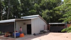 អ៊ិន រដ្ឋា មាន​វ័យ​២៧ឆ្នាំ ឈរ​នៅ​ផ្ទះ​របស់​អ្នកស្រី នៅក្នុង​ស្រុក​កំពង់ត្រឡាច ខេត្តកំពង់ឆ្នាំង ដែល​ទើប​តែ​សង់​ហើយ​ប្រហែល​មួយ​ឆ្នាំ​មុន បន្ទាប់ពី​អ្នកស្រី​និង​គ្រួសារ​របស់​អ្នកស្រី​យក​ប្រាក់​កម្ចី​ពី​មីក្រូហិរញ្ញវត្ថុ​ក្រេឌីត ចំនួន $១០០០០។ (ផន បុប្ផា/VOA)