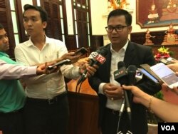 លោក​ជិន ម៉ាលីន​ អ្នកនាំពាក្យក្រសួងយុត្តិធម៌​ ថ្លែងជាមួយ​អ្នកកាសែត នៅក្រសួងយុត្តិធម៌​កាលពីថ្ងៃទី​ ២ ខែ​ឧសភា​ ឆ្នាំ​២០១៩។ (ហ៊ុល រស្មី/VOA)