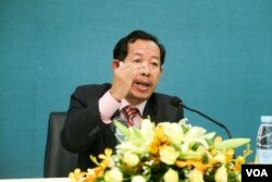 រូបឯកសារ៖ លោក​រ៉ុង​ ឈុន ថ្លែង​នៅ​ក្នុង​សន្និសិទ​សារព័ត៌មាន​ស្ដីអំពី​ការ​ចុះឈ្មោះ​បោះ​ឆ្នោត​នៅ​ទីស្ដីការ​គណៈកម្មាធិការ​ជាតិ​រៀបចំ​ការ​បោះឆ្នោត​ ​(គជប) ​នៅ​ថ្ងៃ​ពុធ ទី​១២ ខែតុលា ឆ្នាំ​២០១៦ នារាជធានី​ភ្នំពេញ។​ ( ឡេង ឡែន/VOA)