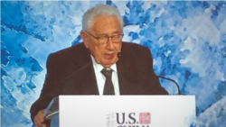 Henri Kisindžer služio je kao državni sekretar i savetnk za nacionalnu bezbednost u administracijama Ričarda Niksona i Džeralda Forda. Kineska štampa pominje ga kao "najpopularnijeg Amerikanaca u Kini".