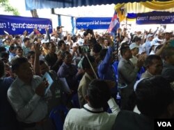 ក្រុម​អ្នក​គាំទ្រ​គណបក្ស​សង្គ្រោះ​ជាតិ​ចូលរួម​ក្នុង​ពិធីប្រារព្ធ​ខួប​បួន​ឆ្នាំ​នៃ​ការ​បង្កើត​គណបក្ស​សង្គ្រោះ​ជាតិ​ រៀបចំ​ឡើង​នៅ​ទីស្នាក់​កណ្តាល​គណបក្ស​សង្គ្រោះជាតិ​ នៅ​ក្នុង​ខ័ណ្ឌ​មាន​ជ័យ​ រាជធានី​ភ្នំពេញ​ កាល​ពី​ថ្ងៃ​ទី១៨​ ខែ​កក្កដា​ ឆ្នាំ​ ២០១៦។​ (ហ៊ុល រស្មី/VOA Khmer)