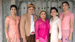 Maura Munaf (kanan) bersama keluarga (ki-ka) Sherina Munaf (kakak), Triawan Munaf (ayah), Virania Munaf (kakak), Luki Ariani (ibu) (dok: Maura Munaf)