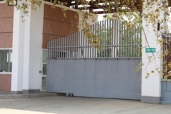 រោងចក្រWinning Dragon Leatherwear Cambodia ដែលមានទីតាំងស្ថិតនៅតាមបណ្តោយផ្លូវ៤១ ក្នុងស្រុកសំរោងទង ខេត្តកំពង់ស្ពឺ ផ្អាកដំណើរការបណ្តោះអាសន្ន។ (ស៊ុន ណារិន/VOA)