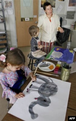 “Bola uchinchi, to’rtinchi sinfda katta bo’lsam, doktor bo’laman, advokat yoki o’t o’chiruvchi bo’laman deydi. Uning xohishi chegara bilmaydi. Lekin ulg’aygani sari o’sha ixlos sekin-sekin g’oyib bo’lib boradi".