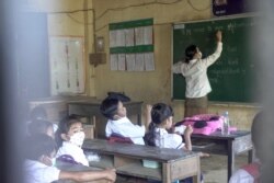 កុមារកម្ពុជា​ពាក់ម៉ាស​ ចូលរៀនក្នុង​ថ្នាក់​រៀន តាម​ការ​កំណត់​របស់​ក្រសួង​អប់រំ​ យុវជន​ និង​កីឡា​ ​ក្រោយ​ការ​រំខាន​ដោយ​ជំងឺ​កូវីដ​១៩​ អស់​ពេល​ជាច្រើន​ខែ រាជធានីភ្នំពេញ​ ថ្ងៃ​ទី១​ ខែ​វិច្ឆិកា​ ឆ្នាំ​២០២១។​ (ហ៊ាន សុជាតា​/វីអូអេ)