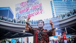One protester calls bound in chains demonstrates against for monarchy reforms, Bangkok, Thailand, 14 Nov. 2021 (VOA/Tommy Walker)