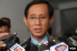 Opposition CNRP lawmaker Yim Sovan addresses the press after having a meeting with officials of the National Election Committee (NEC) on Friday, November 25, 2016 in Phnom Penh. (Leng Len/VOA Khmer)
