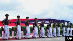 Siswa akademi militer Republik China (ROC) berbaris sambil membawa bendera Taiwan dalam sebuah upacara di Kaohsiung, pada 16 Juni 2024. (Foto: AFP/Sam Yeh)
