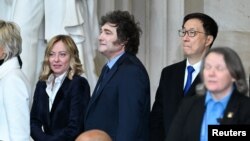 (ဝဲ_ယာ)အီတလီ ဝန်ကြီးချုပ် Giorgia Meloni ၊ အာဂျင်တီးနား သမ္မတ Javier Milei နဲ့ တရုတ် ဒုသမ္မတ Han Zheng တို့ကို တွေ့ရ ။