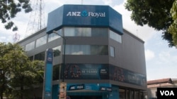 រូបឯកសារ៖ អគារ​ទីស្នាក់ការ​កណ្តាល ANZ Royal នៅ​តាម​បណ្តោយ​ផ្លូវ​ក្រមួន​ស កែង​នឹង​ផ្លូវ ៦៧ ក្នុង​រាជធានី​ភ្នំពេញ កាលពី​ថ្ងៃ​ទី ៨ ខែ​សីហា ឆ្នាំ​២០១៥។ (វីអូអេ)