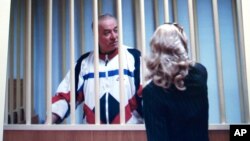 Фото Скрипаля і зали суду в Росії, де він зізнався у співпраці з британською розвідкою і був засуджений 2006р. до 13 років в’язниці