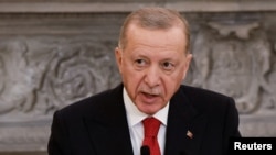 Erdoğan, "ABD ve İngiltere Husiler'i vurdu, Kızıldeniz'i kan gölüne çevirme peşindeler. Husiler ABD ve İngiltere'ye karşı başarılı savunma yapıyor" dedi.