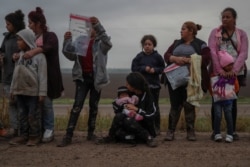 Gabriella, una hodureña de 16 años, carga a su bebé de 10 meses, David, mientras espera a ser transportada a un refugio para migrantes, donde esperarán para solicitar asilo a Estados Unidos. 20 de marzo de 2019.