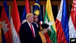 រូបឯកសារ៖ លោកប្រធានាធិបតីអាមេរិក ដូណាល់​ ត្រាំ ចូលរួមកិច្ចប្រជុំកំពូលអាស៊ាន-អាមេរិក នៅទីក្រុងម៉ានីល ប្រទេសហ្វីលីពីន កាលពីថ្ងៃទី១៣ ខែវិច្ឆិកា ឆ្នាំ២០១៧។