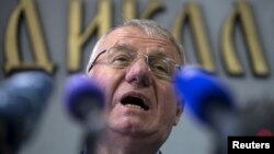ARHIVA - Predsednik Srpske radikalne stranke Vojislav Šešelj na konferenciji za novinare u sedištu svoje stranke u Beogradu 2. aprila 2015.