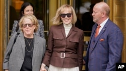 I. Džin Kerol izlazi iz sudnice federalnog suda na Menhetnu, 9. maja 2023, posle objavljivanja presude u slučaju njene tužbe protiv bivšeg predsednika Donalda Trampa za silovanje i klevetu. (Foto AP/John Minchillo)