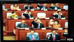 រូបឯកសារ៖ ក្រុម​តំណាង​រាស្រ្ត​គណបក្ស​កាន់អំណាច​​លើកដៃ​អនុម័ត​​សេចក្តី​ស្នើ​ធ្វើ​វិសោធនកម្ម​ច្បាប់​ពាក់ព័ន្ធ នឹង​ការ​បោះ​ឆ្នោត ក្នុង​សំឡេង​៦៧ លើ​៦៧ នៅ​ថ្ងៃទី​១៦ ខែ​តុលា ឆ្នាំ២០១៧។ (កាន់​ ​វិច្ឆិកា/VOA)