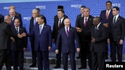 金磚國家首腦及與會國家領導人在俄羅斯喀山舉行峰會期間合影。 （2024年10月24日）