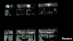 Palestinci, koji su pobjegli iz svojih kuća usljed izraelskih napada, sklonili su se u školu koju vode Ujedinjeni narodi u Khan Younisu