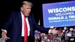 ARCHIVO - El expresidente Donald Trump captado en un mitin el 5 de agosto de 2022 en Waukesha, Wisconsin. Los votantes en el Estado clave de Wisconsin y tres estados del noreste realizarán primarias presidenciales el martes 2 de abril de 2024. 