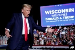 Bivši predsjednik Donald Trump na predizbornom mitingu u Wisconsinu, 2. aprila 2024. (Foto: AP/Morry Gash)