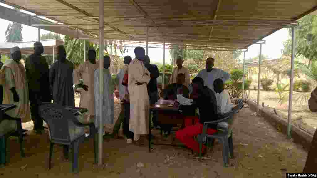 'Yan Nijer Mazauna Najeriya Akan Layi Wurin Kada Kuri'ar Zaben Shugaban Kasa Da 'Yan Majalisu
