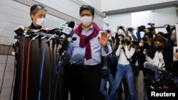 Citizen News အယ်ဒီတာချုပ်နဲ့ ဟောင်ကောင်သတင်းထောက်များအဖွဲ့ဥက္ကဋ္ဌဟောင်း Chris Yeung သတင်းဌာနရပ်တော့မယ့်အကြောင်း ကြေညာစဉ်။ (ဇန်နဝါရီ ၃၊ ၂၀၂၂)