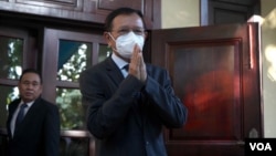 រូបឯកសារ៖ មុន​នឹង​ចេញ​​ដំណើរ​ពីគេហដ្ឋាន​ទៅ​សាលារាជធានី​ភ្នំពេញ​ អតីតមេដឹក​នាំ​គណបក្ស​ប្រឆាំង​ លោក កឹម សុខា​ ថ្លែង​ទៅ​កាន់​អ្នកកាសែត​ថា លោក​ស្នើ​តុលាការ​ឲ្យ​ទម្លាក់​បទ​ចោទ​រាជធានី​ភ្នំពេញ ថ្ងៃទី​១៩ ខែ​មករា​ ឆ្នាំ​២០២២។ (ខាន់​ សុគុំមនោ/វីអូអេ)