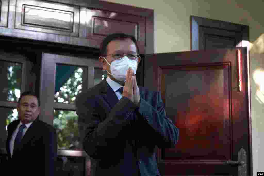 មុន​នឹង​ចេញ​​ដំណើរ​ពីគេហដ្ឋាន​ទៅ​សាលារាជធានី​ភ្នំពេញ​ ព្រឹក​ថ្ងៃ​នេះ​ អតីតមេដឹក​នាំ​គណបក្ស​ប្រឆាំង​ លោក កឹម សុខា​ ថ្លែង​ទៅ​កាន់​អ្នកកាសែត​ថា លោក​ស្នើ​តុលាការ​ឲ្យ​ទម្លាក់​បទ​ចោទ​រាជធានី​ភ្នំពេញ ថ្ងៃទី​១៩ ខែ​មករា​ ឆ្នាំ​២០២២។ (ខាន់​ សុគុំមនោ/វីអូអេ)