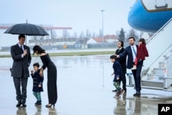 2月10日，萬斯一家抵達巴黎奧利機場。