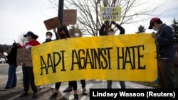 បាតុករ​លើក​បដា​ «សហគមន៍​អាស៊ី (AAPI) ប្រឆាំង​នឹង​ការ​ស្អប់» ក្នុង​អំឡុង​ការ​តវ៉ា​ប្រឆាំង​មួយ​​នឹង​ការ​ស្អប់​ជនជាតិ​អាស៊ី​​​នៅ​ក្នុង​ទី​ក្រុង Newcastle រដ្ឋ Washington កាល​ពី​ថ្ងៃ​ទី​១៧ ខែ​មីនា ឆ្នាំ​២០២១។