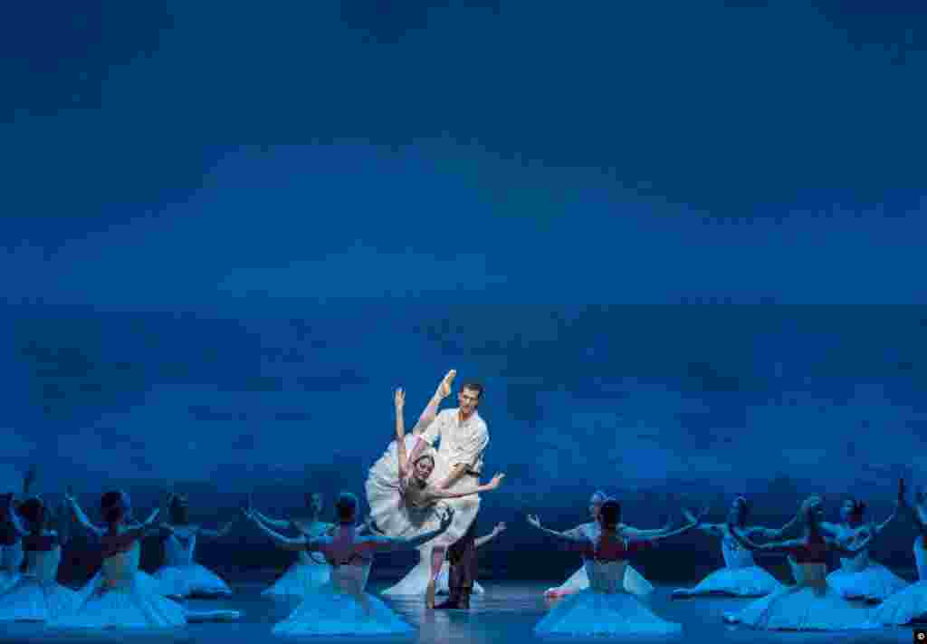 ვიქტორია ჯაიანი და დილან გუტერეში ჯოფრი-ბალეტის "გედების ტბაში". შერილ მენის ფოტო. &nbsp;