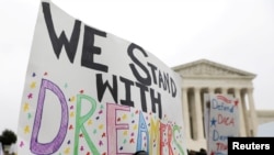 Manifestantes frente a la Corte Suprema de EE.UU. durante una audiencia sobre la legalidad del programa DACA, en Washington, el 12 de noviembre de 2019.