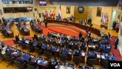 ARCHIVO - Con la mayoría absoluta en el pleno legislativo salvadoreño el oficialista Nuevas Ideas prorroga una vez más el estado de excepción que restringe derechos constiticionales a los detenidos por la policía.