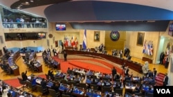 La Asamblea Legislativa de El Salvador, destituyó el 1 de mayo de 2021 a los magistrados de la Sala de lo Constitucional de la CSJ. El "descabezamiento de las cortes" por intereses políticos, dicen expertos, es el primer paso para generar corrupción e impunidad.