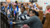 Diputados oficialistas que controlan el Parlamento de Nicaragua votan a favor de una ley enviada por el Ejecutivo. [Foto: Houston Castillo Vado]