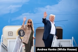 唐纳德·特朗普总统和第一夫人梅拉尼娅·特朗普在安德鲁斯联合基地登上空军一号专机，前往受洪水冲击的德克萨斯州克尔县。(2025年7月11日)