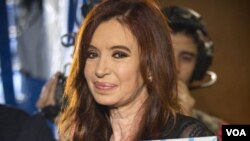 El carcinoma papilar es un cáncer que afecta la glándula tiroides. Según los expertos, es el cáncer de tiroides menos maligno y afecta principalmente a las mujeres.