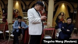 2024年7月16,中國河南省鄭州市的宴會廳，演員們在微電影拍攝現場等候。