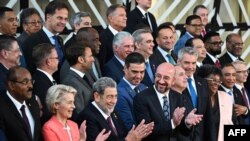 Presidentes y dignatarios posan para una foto de familia en el primer día de la III Cumbre de la Unión Europea-Comunidad de Estados de América Latina y el Caribe (UE-CELAC) en el edificio del Consejo Europeo, en Bruselas, el 17 de julio de 2023.