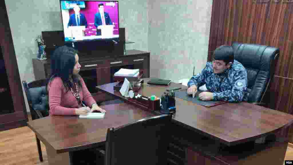 Tovoqsoydagi koloniya rahbari podpolkovnik Jo'ra Po'latov bilan suhbatda, Toshkent viloiati, 14-dekabr, 2019