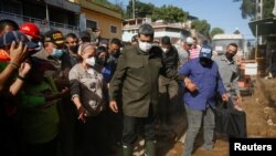 El presidente venezolano Nicolás Maduro visita Las Tejerias, afectada por devastadoras inundaciones luego de fuertes lluvias, en el estado de Aragua, Venezuela, el 10 de octubre de 2022. REUTERS/Leonardo Fernandez Viloria