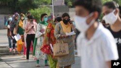 រូបឯកសារ៖ មនុស្សម្នារង់ចាំចុះឈ្មោះដើម្បីឲ្យពេទ្យយកសំណាកធ្វើតេស្តរកមេរោគកូរ៉ូណា នៅក្រុង Jammu ប្រទេសឥណ្ឌា កាលពីថ្ងៃទី១៥ ខែកញ្ញា ឆ្នាំ២០២០។ 