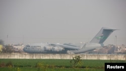 Воениот авион, кој слета во услови на засилени безбедносни мерки, донесе 104 депортирани, јавуваат медиумите.